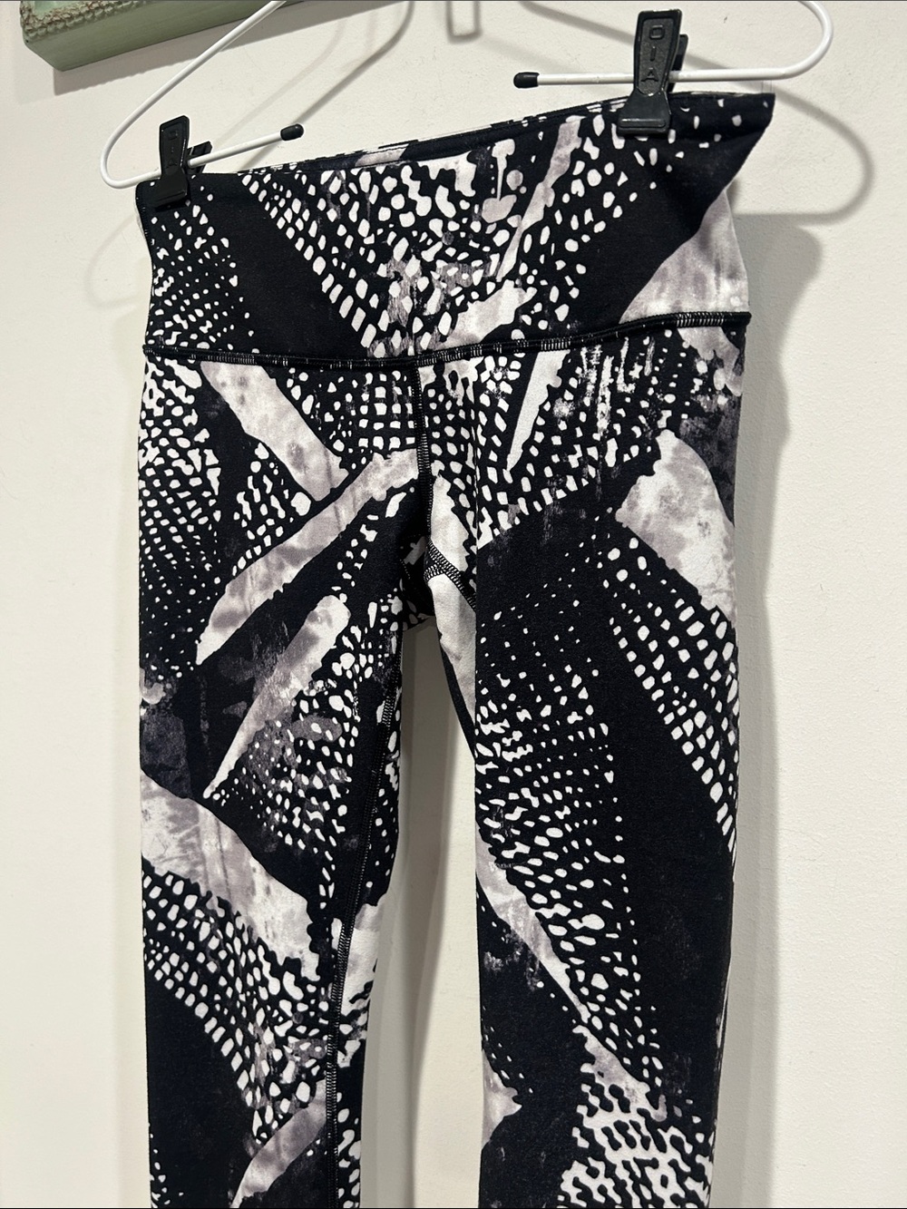lululemon athletica Black & White Abstract Art to wear Print Leggings cropped 4 - Picture 2 of 5